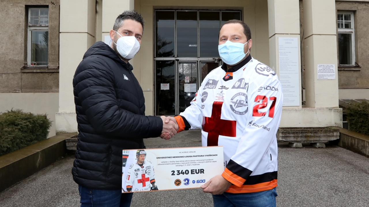 HC Košice vydražil dresy na podporu zdravotníctva
