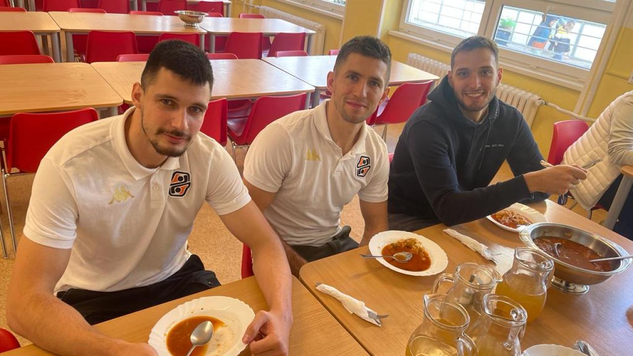 HC Košice na ZŠ Hroncova 23, rozdávali sa aj známky
