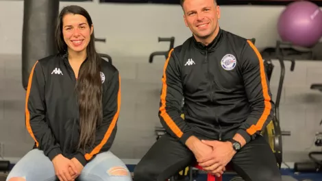 Za výkonmi našich hokejistov stoja aj športoví profesionáli Daniel Kičura a Zuzana Tencerová. Zoznámte sa s ich prácou a povinnosťami