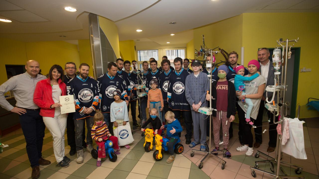 HC Košice hockey players with handicapped and oncology children 