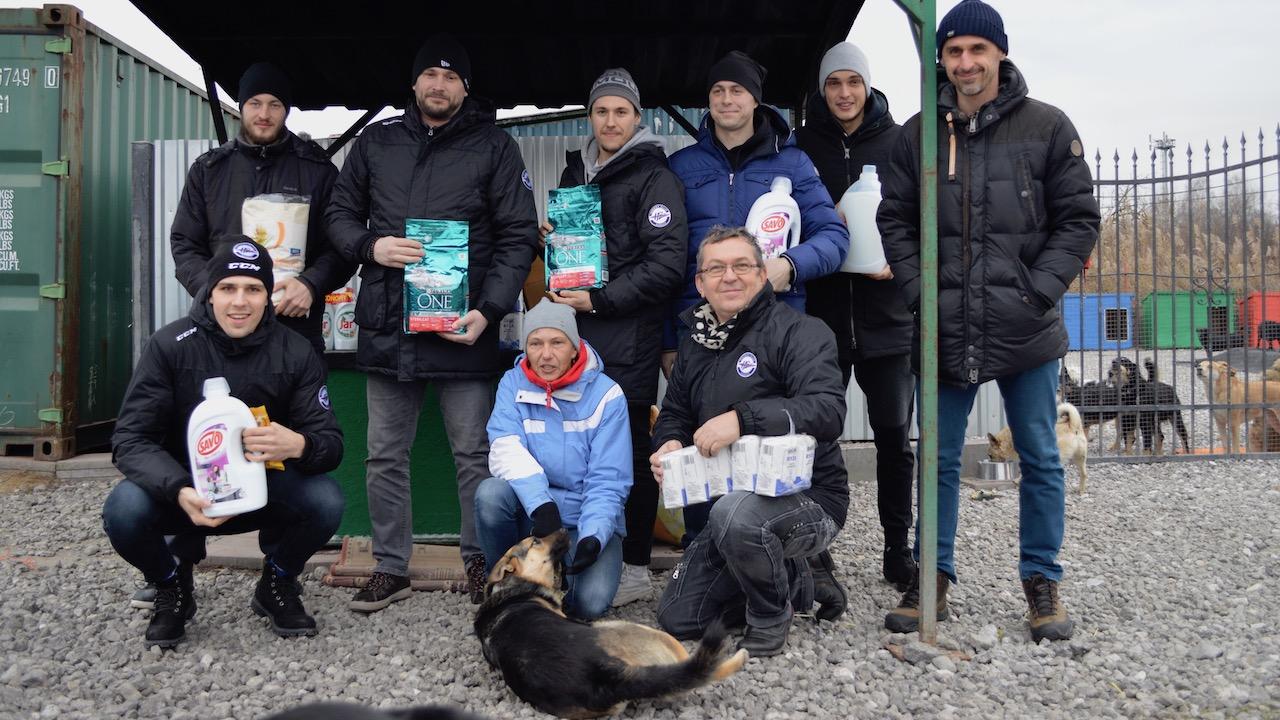 Naši hokejisti a tréneri dnes navštívili útulok pre psíkov. Priviezli pomoc, venčili štvornohých priateľov človeka. 