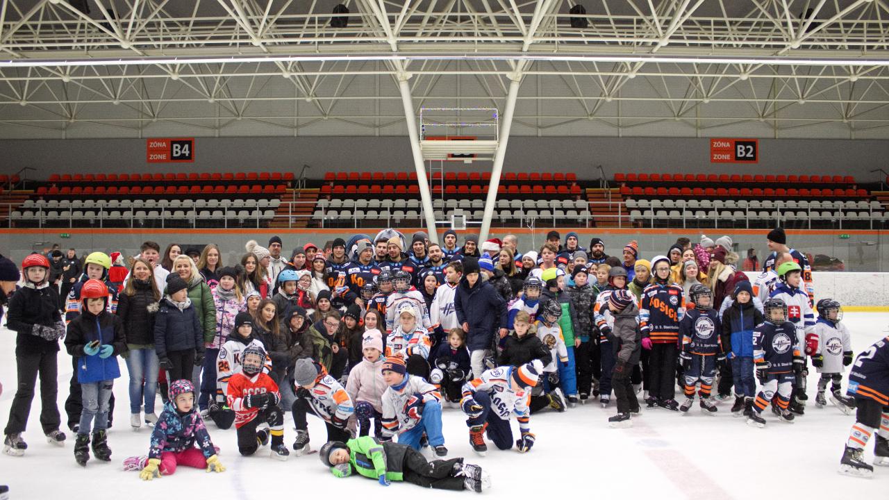 Both children and adults enjoyed skating with the players of HC Košice and Mikuláš 